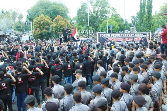 Detik-detik Menegangkan Massa Menguber Fahri Hamzah - JPNN.COM