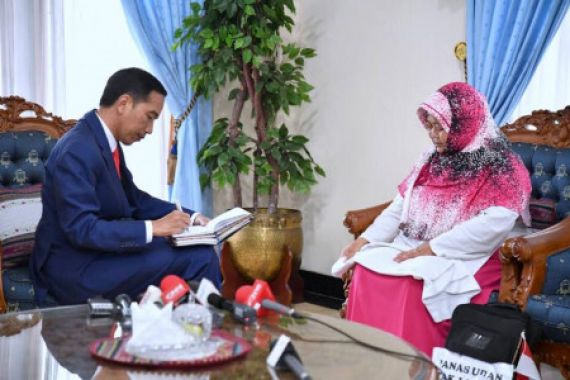 Sempatkan Bertemu Ibu Pejalan Kaki dari Sragen, Pak Jokowi Dikasih Ayam Jago - JPNN.COM