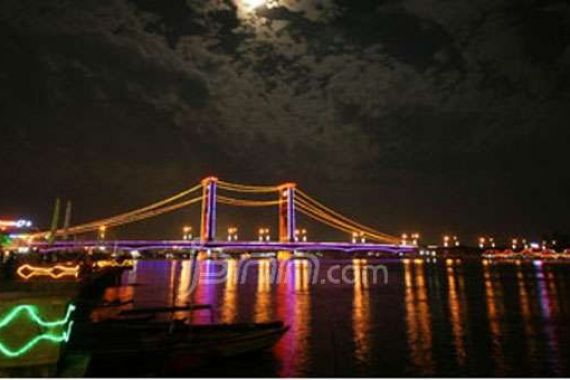Nurdin dan Sandri Lagi Bersantai di Bawah Jembatan Ampera, Brak... Banjir Darah - JPNN.COM