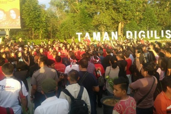 Aksi 1.000 Lilin Tegang, Digeruduk Penolak, Massa Kocar-kacir - JPNN.COM