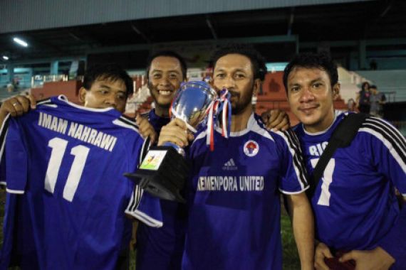 Tim Pers Kemenpora Juara Invitasi Sepakbola Antarforum Wartawan 2017 - JPNN.COM