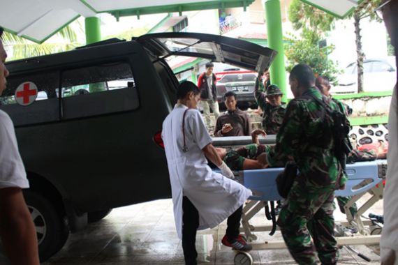 Truk TNI Terguling, 11 Tentara jadi Korban, 6 di Antaranya Patah Tulang - JPNN.COM