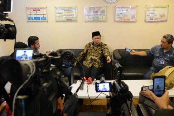 Fahri Hamzah Sesalkan Massa Menerobos Bandara Sam Ratulangi - JPNN.COM