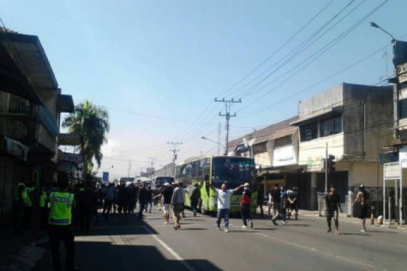 Magelang Rusuh! Warga Bentrok dengan Suporter PSS, Ini Fotonya - JPNN.COM