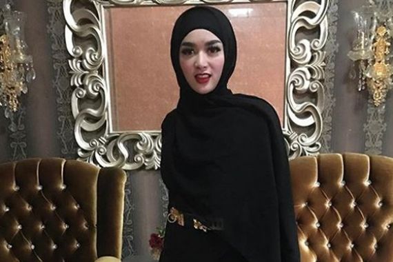 Ditalak Cerai, Tiara Dewi Jadi Alim - JPNN.COM