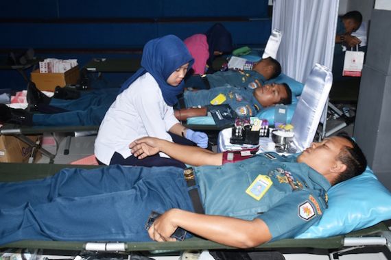 Prajurit TNI AL Bantu Menyelamatkan Nyawa dengan Cara Ini - JPNN.COM