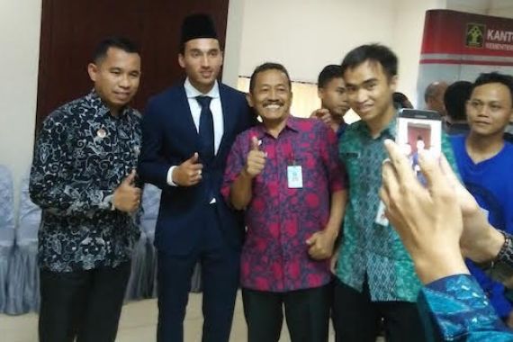 Ezra Ingin Belajar Bahasa Lebih Serius Lagi - JPNN.COM