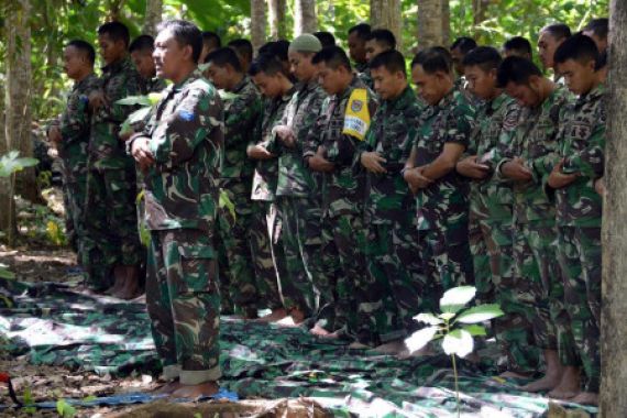 Subhanallah, Prajurit TNI Salat Jumat di Hutan Banjir Pujian - JPNN.COM