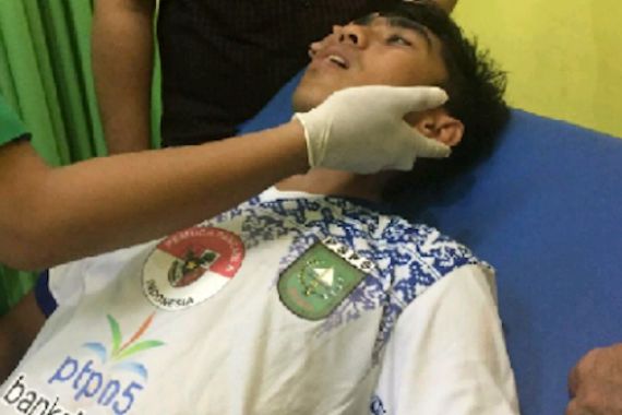 Tulang Rahang Patah Disikut Lawan, Winger PSPS Terpaksa Jalani Operasi - JPNN.COM