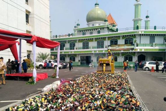 Jelang Ramadan, Polisi Gilas Ribuan Botol Miras di Depan Masjid - JPNN.COM