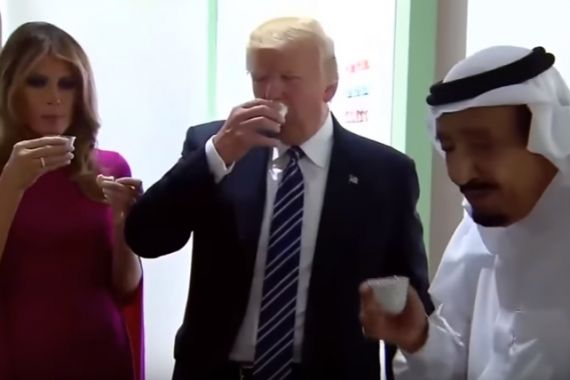 Raja Salman Tegur Donald Trump saat Hendak Minum Pakai Tangan Kiri - JPNN.COM