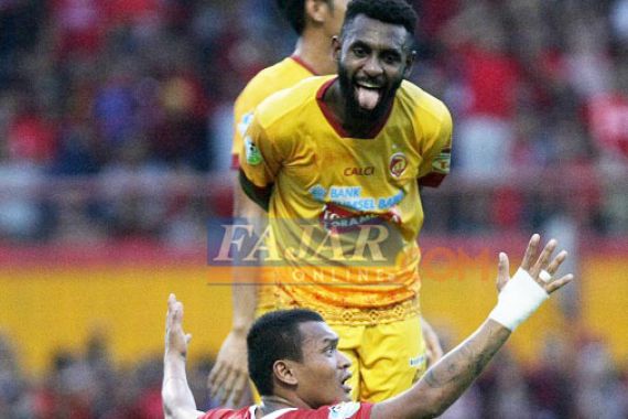 Laga Panas PSM vs Sriwijaya FC, Basna Julurkan Lidah ke Ferdinand - JPNN.COM