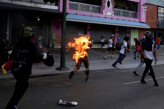 Guaido - Maduro Rebutan Kekuasaan, Rakyat Venezuela Jadi Korban - JPNN.COM