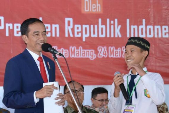 Sebelum Kasih Kuis Berhadiah Sepeda, Pak Jokowi Berpesan... - JPNN.COM