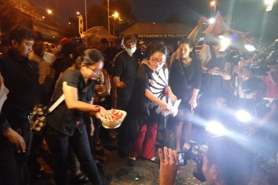 Relawan Jokowi Tabur Bunga di Lokasi Ledakan Bom Kampung Melayu - JPNN.COM
