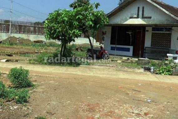 Luas Tanah Berkurang, Satu Keluarga Bertahan di Lahan Tol Batang-Semarang - JPNN.COM