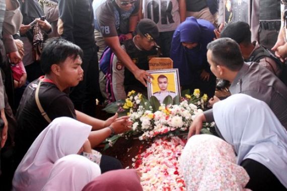 Denanda Histeris, Nyaris tak Percaya Kakak Tersayang Korban Bom Kampung Melayu - JPNN.COM