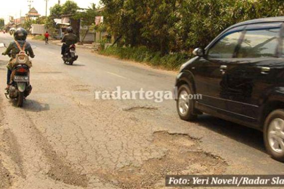 Truk Proyek Tol Trans Jawa Bikin Jalur Mudik Penuh Lubang - JPNN.COM