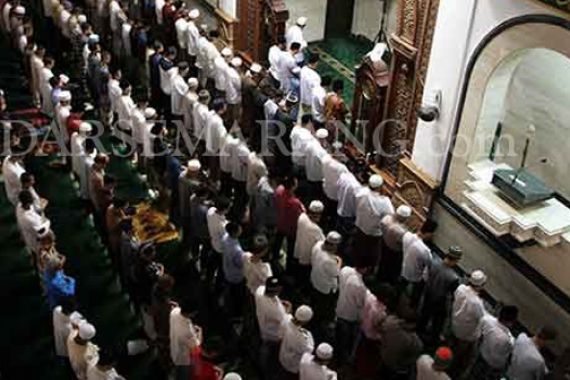 Diguyur Hujan Deras, Tak Halangi Warga Salat Tarawih di Masjid - JPNN.COM