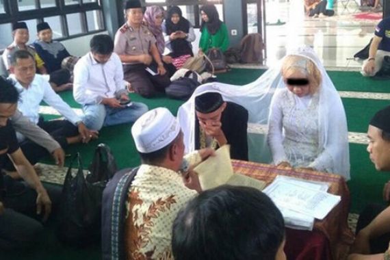 Sejoli Tersangka Pembuang Bayi Nikah di Kantor Polisi, Lega... - JPNN.COM