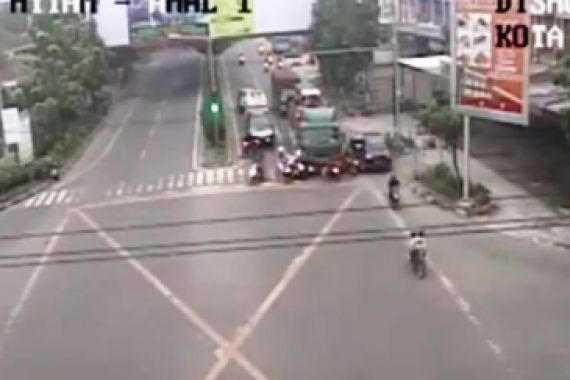 Pengendara Sepeda Motor Diseruduk Truk di Lampu Merah, Lihat Videonya di Sini - JPNN.COM