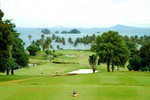 Pilot dan Cabin Crew Singapore Airline Jajal Dua Golf Course di Batam - JPNN.COM
