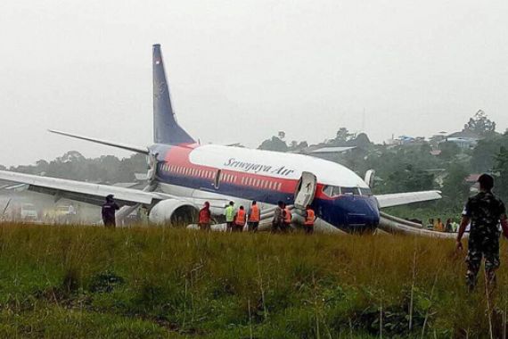 Begini Penampakan Pesawat Sriwijaya Air Patah As Roda di Manokwari - JPNN.COM