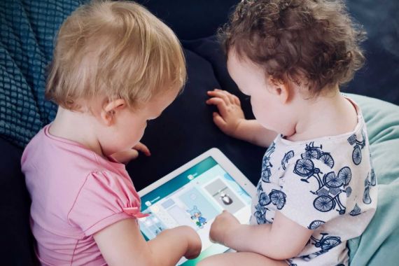 80 Persen Anak Australia di Bawah Usia Empat Tahun Sudah Main Internet - JPNN.COM