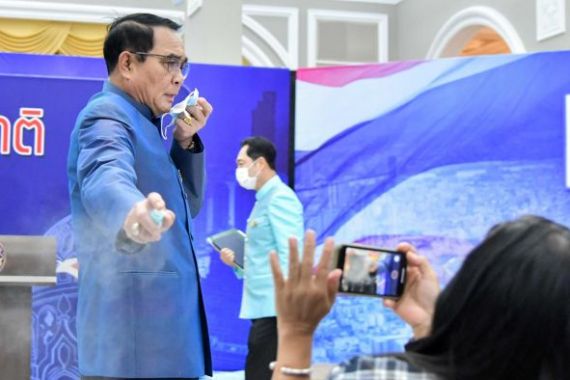 Hindari Pertanyaan Sulit, PM Thailand Semprot Wartawan dengan Hand Sanitiser - JPNN.COM