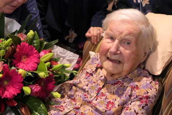 Joan Bush Merayakan Ulang Tahunnya yang ke-109 dengan Kue dan Sampanye - JPNN.COM