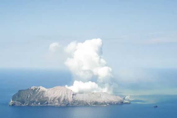 Letusan Gunung di White Island Tewaskan Warga Australia - JPNN.COM