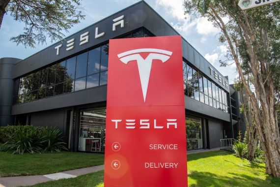 Mobil Tesla Tanpa Pengemudi Tabrak Pohon, Penumpangnya Tewas - JPNN.COM