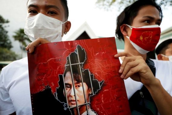 Pendukung Suu Kyi Demo Mengecam Kudeta Militer Myanmar, Ada Ritual Mengusir Setan Segala - JPNN.COM