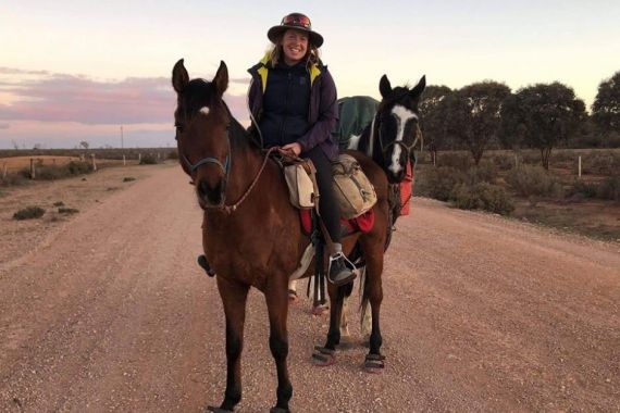Perempuan Ini Berkuda Melintasi Benua Australia demi Ketenangan - JPNN.COM