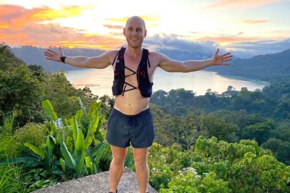 Pria Australia Lari Keliling Bali Untuk Membantu Warga Lokal yang Kesulitan - JPNN.COM