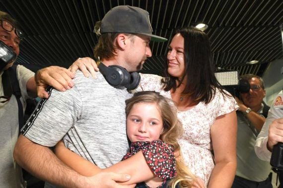 Reuni Keluarga Penuh Air Mata setelah Queensland Dibuka - JPNN.COM