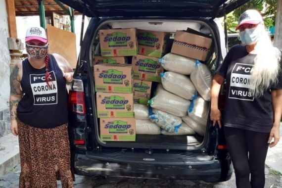 Tertular Semangat Gotong Royong, WNA di Indonesia Ikut Bantu Warga Lokal - JPNN.COM