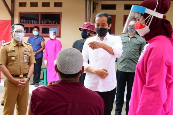 Presiden Jokowi Bertanya Kepada Tukang Becak, Sakit Enggak? - JPNN.COM