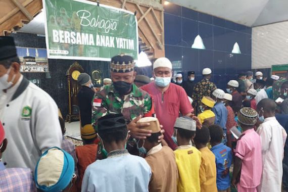 Satgas TNI Bersama Organisasi Islam Santuni Anak Yatim Piatu - JPNN.COM