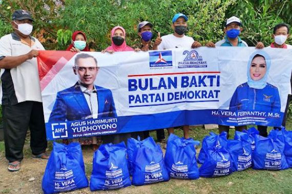 Vera Rayakan HUT Demokrat dengan Membagikan 5 Ribu Paket Sembako - JPNN.COM