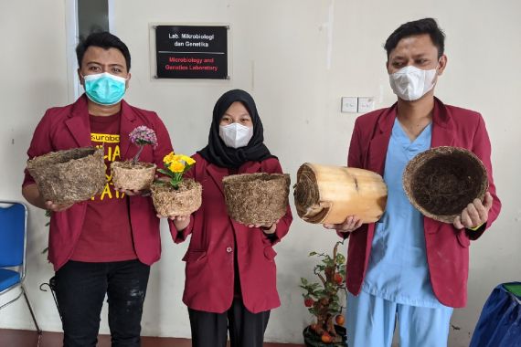 Ramah Lingkungan, Mahasiswa UM Surabaya Bikin Pot Bunga dari Pelepah Pisang - JPNN.COM