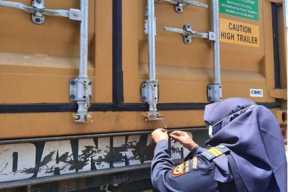 Bea Cukai Yogyakarta Fasilitasi Keberangkatan 20 Kontainer Komoditi Ekspor ke Amerika - JPNN.COM