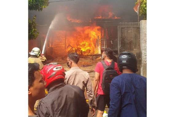 Kebakaran Besar Gudang Kayu di Cipayung Diduga Akibat Korsleting Listrik - JPNN.COM