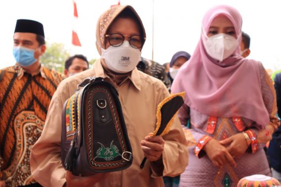 Tegas! Dinsos Aceh Mencoret Penerima Bansos Tak Layak, Bu Risma Merespons - JPNN.COM