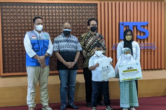 Sebanyak 32 Anak Yatim Korban Covid-19 Menerima Beasiswa dari YMI ITS - JPNN.COM