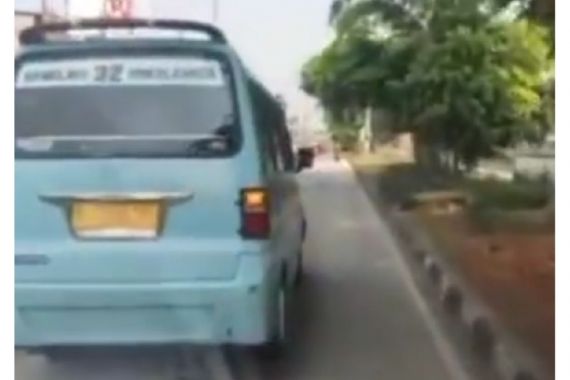 Viral, Angkot Menghalangi Ambulans, Sopir Malah Menantang - JPNN.COM