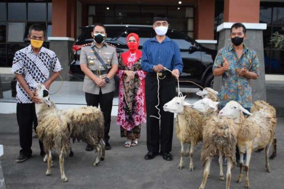 AKBP Burhanuddin Beri Cendera Mata Unik untuk Polisi yang Pensiun - JPNN.COM