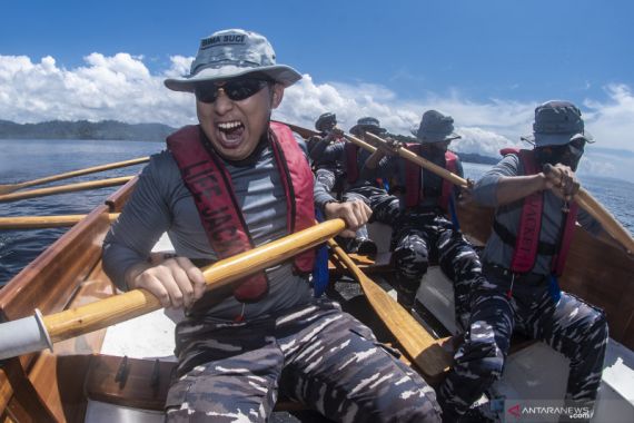 Lihat Tradisi KRI Bima Suci, Ramai-ramai Tertawa Saat Mendayung - JPNN.COM