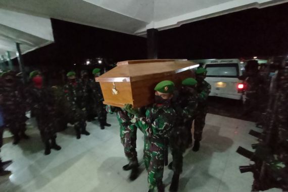 Jenazah 4 Prajurit TNI Korban Pembunuhan Dievakuasi - JPNN.COM