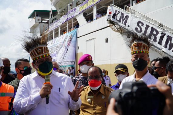 Turun Langsung ke Papua, Menko Airlangga Pastikan Isoter Terapung Efektif Perangi COVID - JPNN.COM